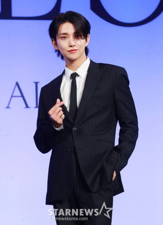 그룹 세븐틴(SVT) 조슈아가 27일 오전 서울 여의도 콘래드호텔에서 진행된 정규 4집 '페이스 더 선'(Face the Sun) 발매기념 기자간담회에서 포즈를 취하고 있다.  이번 앨범은 타이틀곡 '핫'(HOT)을 비롯해 '달링'(Darl+ing), '돈키호테'(DON QUIXOTE), '마치'(March), '도미노'(Domino), '섀도우'(Shadow), '노래해', '이프 유 리브 미'(IF you leave me), '애시'(Ash) 등 9곡이 수록됐다. /2022.05.27 /사진=이동훈 기자 photoguy@