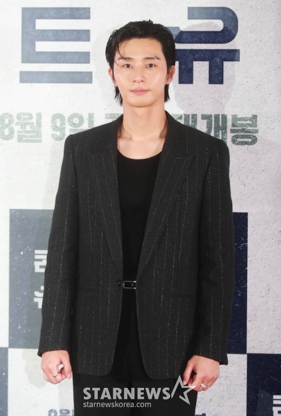 배우 박서준이 31일 오후 서울 롯데시네마 월드타워점에서 진행된 영화 '콘크리트 유토피아'(감독 엄태화) 언론시사회에 참석해 포즈를 취하고 있다. 대지진으로 폐허가 되어 버린 서울, 유일하게 남은 황궁 아파트로 생존자들이 모여들며 시작되는 재난 드라마 '콘크리트 유토피아'는 오는 8월 9일 개봉한다. /2023.07.31 /사진=이동훈