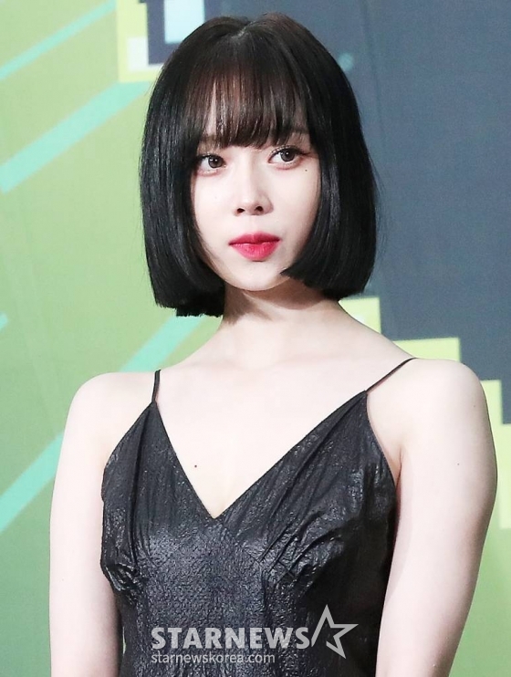 걸그룹 에스파 윈터가 16일 오후 서울 송파구 잠실종합운동장 실내체육관에서 열린 '2022 KBS 가요대축제'에 참석해 포즈를 취하고 있다.  '2022 KBS 가요대축제'에는 보아, 코요태, 김우석, NCT 127, NCT 드림, 펜타곤, 더보이즈, 프로미스나인, 포레스텔라, 스트레이키즈, (여자)아이들, 에이티즈, 최예나, 원어스, 있지, 투모로우바이투게더, 스테이씨, 에스파, 엔하이픈, 아이브, 케플러, 엔믹스, 르세라핌, 뉴진스 등 2022 대세 아이콘들이 총출동해 최고의 무대를 선사할 예정이다. 2022.12.16 /사진=김창현 기자 chmt@