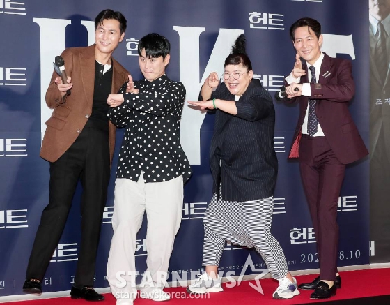 방송인 이영자와 매니저 송성호(사진 왼쪽 두 번째)가 2022년 8월 2일 영화 '헌트' VIP시사회에 참석해 정우성, 이정재와 포즈를 취했다./사진=김창현 기자 chmt@