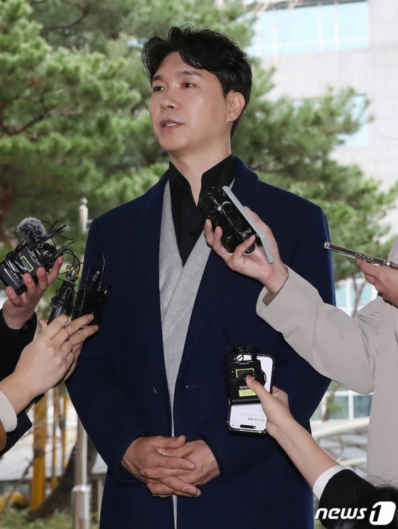 (서울=뉴스1) 임세영 기자 = 방송인 박수홍이 15일 오후 서울 마포구 서울서부지방법원에서 특정경제범죄 가중처벌 등에 관한 법률(횡령) 위반 혐의로 기소된 친형 박 모씨와 배우자 이 모씨에 대한 4차 공판에 증인으로 출석하며 취재진의 질문에 답하고 있다. 2023.3.15/뉴스1 Copyright (C) 뉴스1. All rights reserved. 무단 전재 및 재배포 금지.