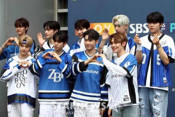 그룹 ZEROBASEONE(제로베이스원) 김규빈, 김지웅, 석매튜, 한유진, 장하오, 성한빈, 김태래, 리키, 박건욱이 18일 오후 서울양천구 SBS 에서 진행되는 라디오 '최화정의 파워타임' 출연을 위해 도착하고 있다. 2023.07.18 /사진=임성균 기자 tjdrbs23@