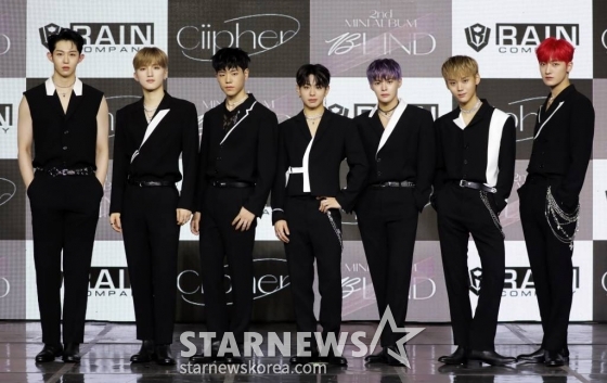 그룹 싸이퍼(Ciipher)가 28일 오후 온라인 생중계로 진행된 두 번째 미니앨범 '블라인드'(BLIND) 발매기념 쇼케이스에 앞서 포즈를 취하고 있다. 이번 앨범 'BLIND'는 지난 3월 발표한 데뷔 앨범 이후 약 6개월 만에 공개하는 신보로, 음악뿐만 아니라 퍼포먼스, 비주얼 등 모든 면에서 성장한 멤버들의 뚜렷한 개성과 색깔을 담아낸 앨범으로 기대를 자아내고 있다. /사진제공=레인컴퍼니 2021.09.28 /사진=이동훈 기자 photoguy@