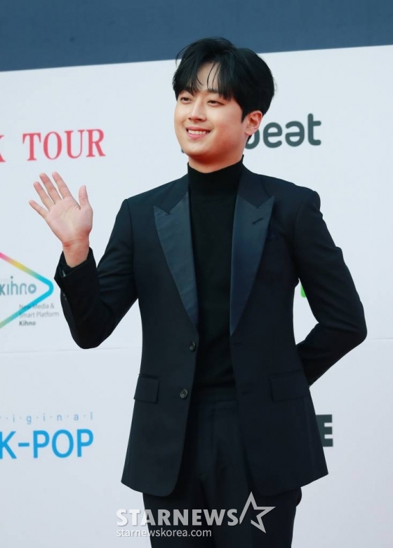 가수 이찬원이 27일 오후 서울 잠실 실내체육관에서 진행된 제11회 가온차트 뮤직 어워즈 포토월 행사에 참석해 포즈를 취하고 있다. /사진=이동훈 기자 photoguy@