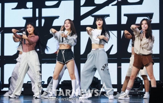 걸그룹 마마무(MAMAMOO)가 11일 오후 서울 광진구 예스24라이브홀에서 진행된 열두 번째 미니앨범 '마이크 온'(MIC ON) 발매기념 쇼케이스에서 신곡을 선보이고 있다. 이번 앨범에는 타이틀곡 '일낼라'를 비롯해 '하나둘셋 어이!'(1,2,3 Eoi!), 'L.I.E.C' 등 총 3곡이 수록된다. /2022.10.11 /사진=이동훈 기자 photoguy@