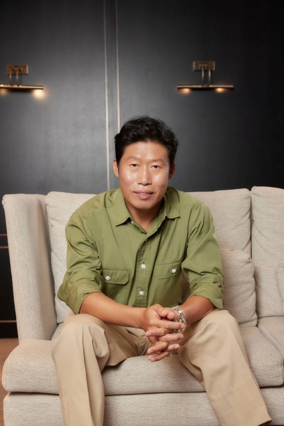 영화 '달짝지근해: 7510'(감독 이한)의 배우 유해진이 9일 진행된 라운드 인터뷰를 위해 포즈를 취하고 있다. 과자밖에 모르는 천재적인 제과 연구원 치호(유해진 분)가 직진밖에 모르는 세상 긍정 마인드의 일영(김희선 분)을 만나면서 인생의 맛이 버라이어티하게 바뀌는 이야기 '달짝지근해: 7510'은 오는 15일 개봉한다. /사진제공=마인드마크 2023.08.09 /사진=이동훈
