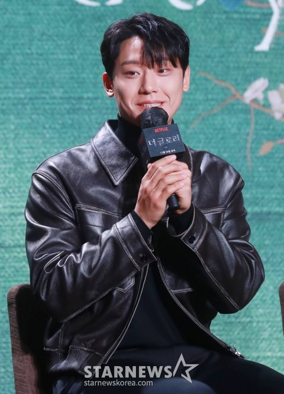 배우 이도현이 20일 오전 서울 JW 메리어트 동대문 호텔에서 진행된 넷플릭스 오리지널 시리즈 '더 글로리' 제작발표회에 참석해 질문에 답하고 있다. 유년 시절 폭력으로 영혼까지 부서진 한 여자가 온 생을 걸어 치밀하게 준비한 처절한 복수와 그 소용돌이에 빠져드는 이들의 이야기를 그린 '더 글로리'는 오는 30일 공개된다. /2022.12.20 /사진=이동훈 기자 photoguy@