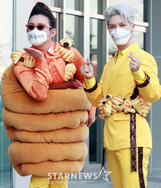 그룹 노라조 조빈과 원흠이 5일 오후 서울 마포구 MBC본사에서 열리는 '쇼 음악중심' 일정 차 도착하고 있다. /사진=임성균 기자 tjdrbs23@