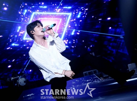 가수 겸 배우 김재중이 8일 오후 일본 요코하마 피아 아레나 MM에서 열린 스타뉴스 주최 '2023 Asia Artist Awards(2023 아시아 아티스트 어워즈, 이하 '2023 AAA') 비기닝 콘서트 '男神(남신)'에서 멋진 공연을 선보이고 있다. '2023 AAA' 비기닝 콘서트 男神'에 참석한 5인의 남신들인 김재중, 김선호, 황민현, 이준영, 김영대는 2시간 30분 동안 환상적인 무대들을 선보였다. 2023.07.08 /사진=김창현 기자 chmt@