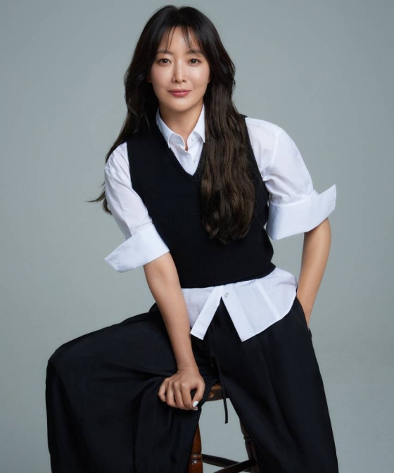 영화 '달짝지근해: 7510'(감독 이한)의 배우 김희선이 10일 진행된 라운드 인터뷰를 위해 포즈를 취하고 있다. 과자밖에 모르는 천재적인 제과 연구원 치호(유해진 분)가 직진밖에 모르는 세상 긍정 마인드의 일영(김희선 분)을 만나면서 인생의 맛이 버라이어티하게 바뀌는 이야기 '달짝지근해: 7510'은 오는 15일 개봉한다. /사진제공=힌지엔터테인먼 2023.08.10 /사진=이동훈