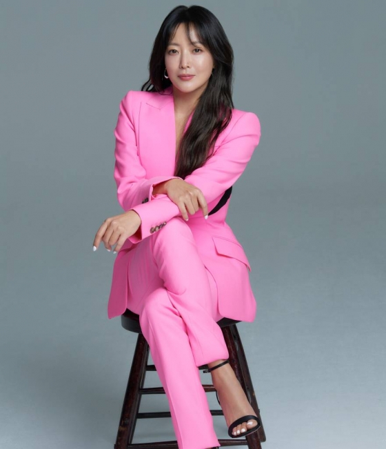 영화 '달짝지근해: 7510'(감독 이한)의 배우 김희선이 10일 진행된 라운드 인터뷰를 위해 포즈를 취하고 있다. 과자밖에 모르는 천재적인 제과 연구원 치호(유해진 분)가 직진밖에 모르는 세상 긍정 마인드의 일영(김희선 분)을 만나면서 인생의 맛이 버라이어티하게 바뀌는 이야기 '달짝지근해: 7510'은 오는 15일 개봉한다. /사진제공=힌지엔터테인먼 2023.08.10 /사진=이동훈
