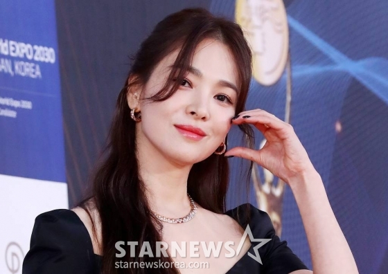 배우 송혜교가 19일 오후 인천 파라다이스 시티에서 열린 '제2회 청룡시리즈어워즈(Bluedragon Series Awards)' 레드카펫 행사에서 포즈를 취하고 있다.  '청룡시리즈어워즈'는 넷플릭스부터 디즈니+(플러스), 시즌, 애플TV+(플러스), 왓챠, 웨이브, 카카오TV, 쿠팡플레이, 티빙이 제작하거나 투자한 국내 드라마와 예능을 대상으로 한 국내 최초, 단독 시상식이다. 2023.07.19 /사진=김창현 기자 chmt@