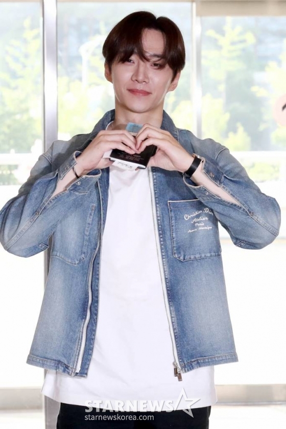 그룹 2PM 준호가 일본 일정을 위해 19일 오전 서울 강서구 김포국제공항을 통해 출국하고 있다. 2023.07.19 /사진=임성균 기자 tjdrbs23@