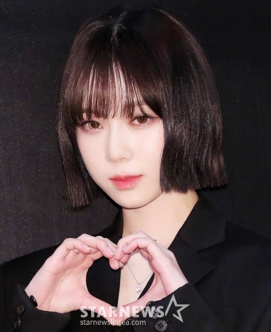에스파 카리나가 18일 오전 서울 중구 롯데백화점 본점에서 진행된 코스메틱 브랜드 입생로랑 '따뚜아쥬 꾸뛰르 벨벳 틴트' 출시 행사에 참석해 포즈를 취하고 있다. 2023.01.18 /사진=김창현 기자 chmt@