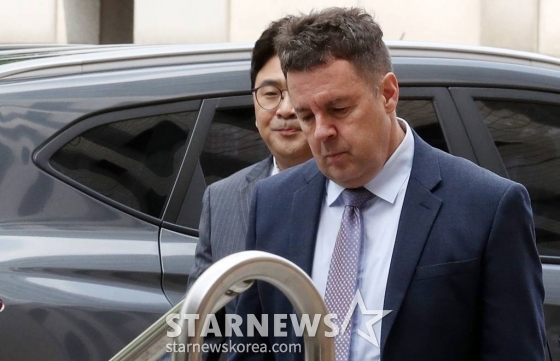 필로폰을 투약해 마약류관리에 관한 법률 위반 혐의로 불구속 기소된 방송인 로버트 할리가 9일 오전 서울 서부지방법원에서 열린 첫 공판에 출석하고 있다. /사진=김휘선 기자 hwijpg@