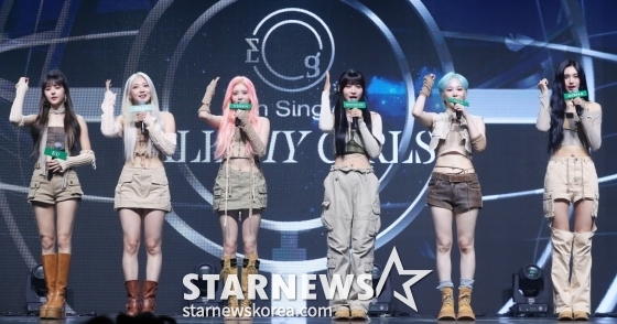 걸그룹 에버글로우(EVERGLOW)가 18일 오후 서울 광진구 광장동 예스24 라이브홀에서 진행된 네 번째 싱글 앨범 '올 마이 걸스'(ALL MY GIRLS) 발매 기념 쇼케이스에 참석해 인사말을 하고 있다. /사진=김창현 기자