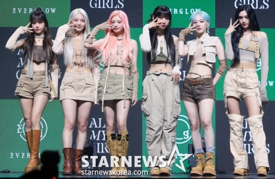 걸그룹 에버글로우(EVERGLOW)가 18일 오후 서울 광진구 광장동 예스24 라이브홀에서 진행된 네 번째 싱글 앨범 '올 마이 걸스'(ALL MY GIRLS) 발매 기념 쇼케이스에 참석해 포즈를 취하고 있다. /사진=김창현 기자