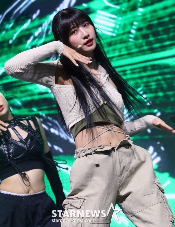 걸그룹 에버글로우(EVERGLOW) 시현이 18일 오후 서울 광진구 광장동 예스24 라이브홀에서 진행된 네 번째 싱글 앨범 '올 마이 걸스'(ALL MY GIRLS) 발매 기념 쇼케이스에 참석해 멋진 무대를 선보이고 있다. /사진=김창현 기자