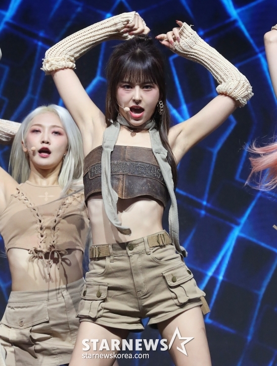 걸그룹 에버글로우(EVERGLOW) 이유가 18일 오후 서울 광진구 광장동 예스24 라이브홀에서 진행된 네 번째 싱글 앨범 '올 마이 걸스'(ALL MY GIRLS) 발매 기념 쇼케이스에 참석해 멋진 무대를 선보이고 있다. /사진=김창현 기자
