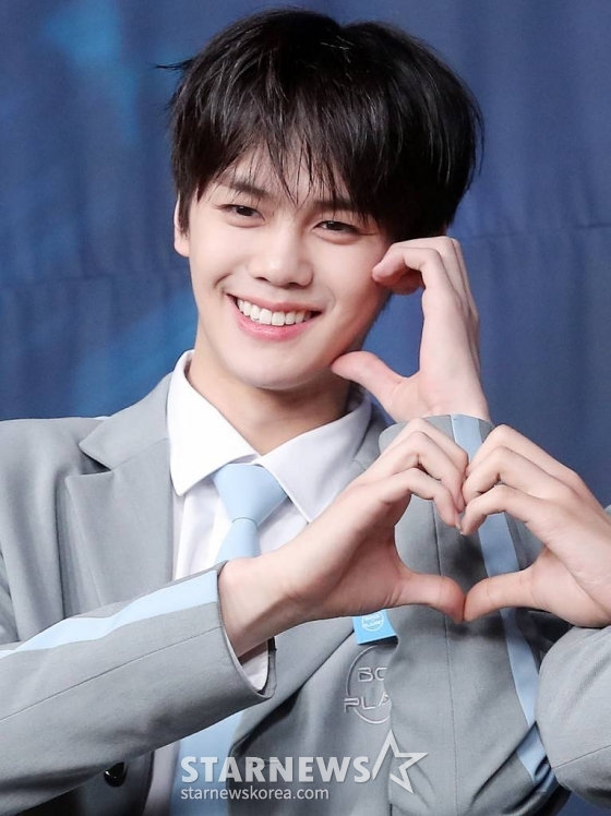 29일 오후 서울 마포구 상암동 CJ E&M CENTER 에서 진행된 Mnet '보이즈 플래닛' 생존자 신고식에서 참가자 김규빈이 포즈를 취하고 있다.  '보이즈 플래닛'은 5세대 신인 K-POP 보이 그룹 데뷔 프로젝트 프로그램이다. 2023.03.29 /사진=김창현 기자 chmt@