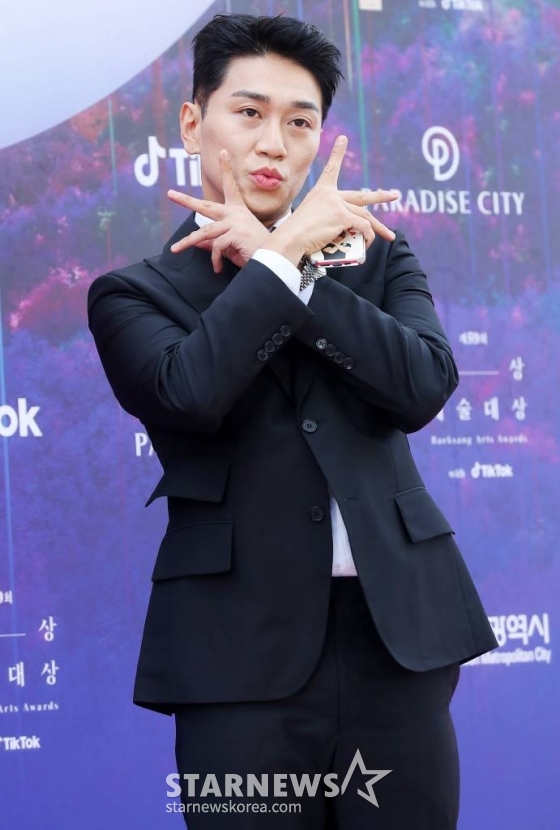 코미디언 김경욱이 28일 오후 인천 중구 파라다이스시티에서 진행된 '제59회 백상예술대상' 레드카펫 행사에 참석해 포즈를 취하고 있다.   '백상예술대상'은 지난 1년간 TV·영화·연극 분야에서 활약한 대중문화 예술계 종사자들이 총출동해 축제를 즐기고 서로를 격려한다. 2023.04.28 /사진=김창현 기자 chmt@