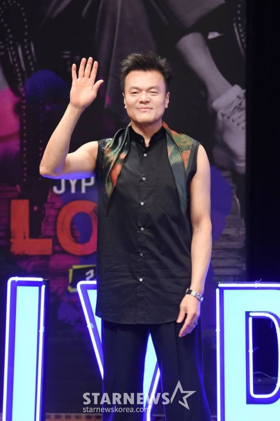 가수 겸 프로듀서 박진영이 3일 오후 온라인 생중계로 진행된 SBS 보이그룹 프로젝트 '라우드' 제작발표회에 참석해 포즈를 취하고 있다. /사진제공=SBS 2021.06.03 /사진=이동훈 기자 photoguy@