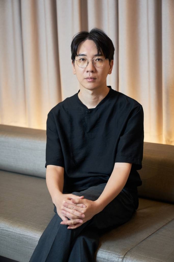 영화 '콘크리트 유토피아' 엄태화 감독이 8일 오전 서울 종로구 삼청동의 한 카페에서 진행된 인터뷰를 위해 포즈를 취하고 있다.  '콘크리트 유토피아'는 대지진으로 폐허가 되어 버린 서울, 유일하게 남은 황궁 아파트로 생존자들이 모여들며 시작되는 이야기를 그린 재난 드라마다. 오는 9 개봉. / 사진제공 = 롯데엔터테인먼트 /사진=김창현