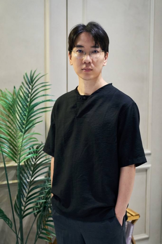 영화 '콘크리트 유토피아' 엄태화 감독이 8일 오전 서울 종로구 삼청동의 한 카페에서 진행된 인터뷰를 위해 포즈를 취하고 있다.  '콘크리트 유토피아'는 대지진으로 폐허가 되어 버린 서울, 유일하게 남은 황궁 아파트로 생존자들이 모여들며 시작되는 이야기를 그린 재난 드라마다. 오는 9일 개봉. / 사진제공 = 롯데엔터테인먼트 /사진=김창현