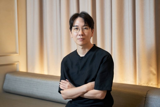 영화 '콘크리트 유토피아' 엄태화 감독이 8일 오전 서울 종로구 삼청동의 한 카페에서 진행된 인터뷰를 위해 포즈를 취하고 있다.  '콘크리트 유토피아'는 대지진으로 폐허가 되어 버린 서울, 유일하게 남은 황궁 아파트로 생존자들이 모여들며 시작되는 이야기를 그린 재난 드라마다. 오는 9 개봉. / 사진제공 = 롯데엔터테인먼트 /사진=김창현