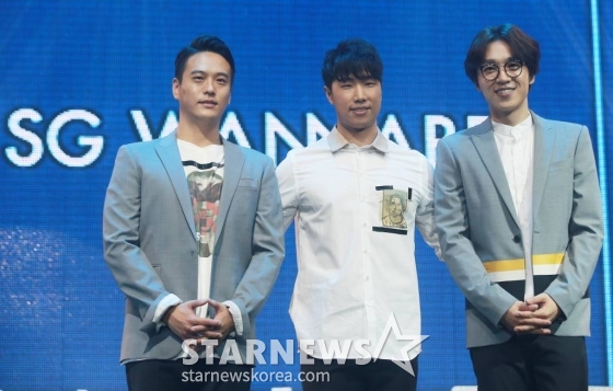 보컬 그룹 SG워너비가 20일 오후 서울 마포구 서교동 무브홀에서 열린 새 미니앨범 '더 보이스'(THE VOICE 컴백 쇼케이스에서 포즈를 취하고 있다. 새 미니앨범 '더 보이스'는 최고의 프로듀서 조영수와 히트 메이커 김도훈이 참여했다. '가슴 뛰도록', '좋은 기억' 등 2곡의 타이틀을 비롯해 SG워너비 앨범 커리어 최초로 멤버 전원이 직접 작사, 작곡에 참여한 자작곡 3곡도 수록됐다. /사진=김창현 기자 chmt@