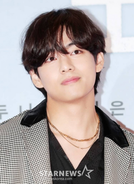 방탄소년단(BTS) 뷔가 2일 오후 서울 용산구 CGV용산아이파크몰에서 진행된 영화 '브로커' VIP시사회에 참석해 포즈를 취하고 있다. '브로커'는 베이비 박스를 둘러싸고 벌어지는 일을 그린 이야기. 일본 거장 고레에다 히로카즈 감독이 메가폰을 잡고 송강호와 강동원, 아이유, 배두나, 이주영 등이 출연했다. 오는 8일 개봉한다. / 2022.06.02 /사진=김창현 기자 chmt@