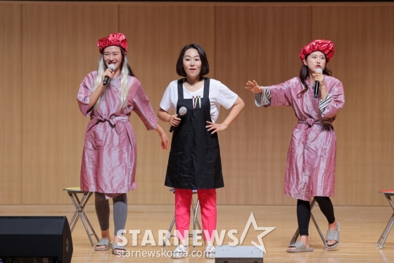 코미디언 김미려, 조승희, 김경아가 26일 부산 남구 부산은행 본점에서 제11회 부산국제코미디페스티벌의 일환으로 진행된 투맘쇼 공연에서 신나는 무대를 펼치고 있다. /사진제공=부산국제코미디페스티벌 조직위원회 2023.08.26