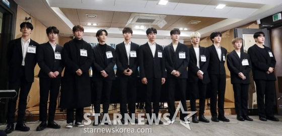 소속사 대표로부터 폭언 및 폭행 피해를 당한 사실이 드러나며 충격을 안긴 아이돌 그룹 오메가엑스가 16일 오후 서울 서초구 서초동 변호사회관에서 진행된 전속계약 해지 관련 기자회견에 참석하고 있다. 오메가엑스는 앞서 지난 10월 말 미국 LA 투어를 소화하던 도중 소속사 대표로부터 폭언 및 폭행을 당하고 있는 모습이 영상을 통해 공개되몀 충격을 전했다. 또 멤버 2명은 코로나19 감염 사실을 숨기고 무대에 오르라는 강요를 받았다. 2022.11.16 /사진=김창현 기자 chmt@