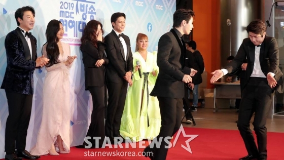 가수 헨리, 웹툰작가 기안84가 29일 오후 서울 마포구 상암동 MBC사옥에서 열린 '2019 MBC 방송연예대상 시상식' 포토월에서 댄스를 선보이고 있다. /사진=김창현 기자 chmt@