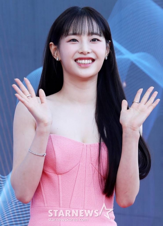 가수 츄가 19일 오후 인천 파라다이스 시티에서 열린 '제2회 청룡시리즈어워즈(Bluedragon Series Awards)' 레드카펫 행사에 참석하고 있다. '청룡시리즈어워즈'는 넷플릭스부터 디즈니+(플러스), 시즌, 애플TV+(플러스), 왓챠, 웨이브, 카카오TV, 쿠팡플레이, 티빙이 제작하거나 투자한 국내 드라마와 예능을 대상으로 한 국내 최초, 단독 시상식이다. 2023.07.19 /사진=김창현 기자 chmt@