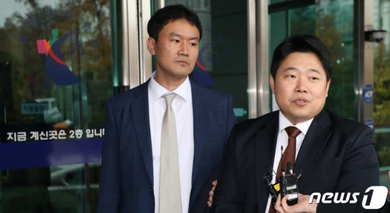(서울=뉴스1) 허경 기자 = 병역기피 논란으로 입국금지 조치가 내려지며 비자 발급이 거부됐던 가수 유승준씨(미국명 스티브 유·43)가 17년만에 한국 입국 길이 열리게 됐다. 서울고법 행정10부(부장판사 한창훈)는 15일 유씨가 미국 로스앤젤레스(LA) 주재 한국총영사관을 상대로 낸 사증(비자)발급 거부처분 취소소송 파기환송심에서 원고 승소로 판결했다. 사진은 이날 서울 서초구 서울고법에서 열린 파기환송심을 마친 김형수 법무법인 세종 변호사가 취재진들의 질의에 답하고 있다. 2019.11.15/뉴스1