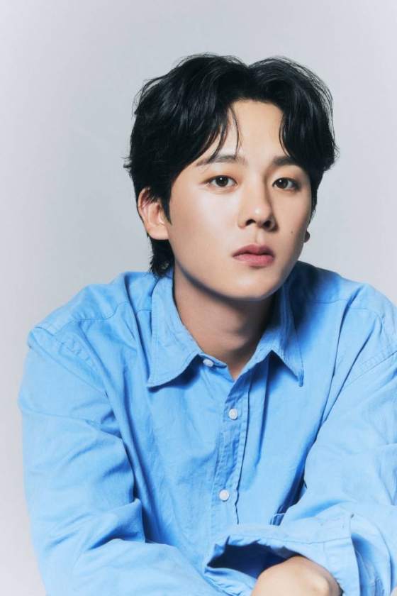 배우 이정하가 21일 오후 서울 종로구 삼청동의 한 카페에서 진행된 디즈니+ 오리지널 '무빙' 관련 인터뷰를 위해 포즈를 취하고 있다. 이정하는 극 중 부모에게 초능력을 물려받은 인물이지만 자신의 능력을 숨긴 채 평범하게 살아가려고 하는 봉석을 열연했다. '무빙'은 동명의 원작을 바탕으로 둔 드라마로, 초능력을 숨긴 채 현재를 살아가는 아이들과, 과거의 아픈 비밀을 숨긴 채 살아온 부모들이 시대와 세대를 넘어 닥치는 거대한 위험에 함께 맞서는 초능력 액션 히어로물이다. / 사진제공 = 월트디즈니 컴퍼니 /사진=김창현