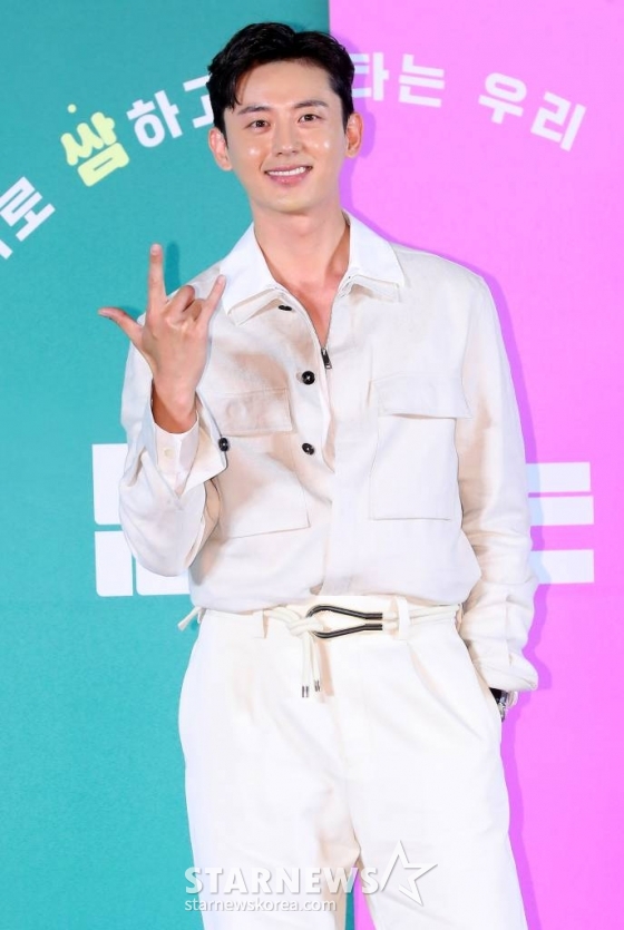 배우 이지훈이 31일 오전 서울 광진구 건대입구 롯데시네마에서 진행된 영화 '빈틈없는 사이' 제작보고회에 참석해 포즈를 취하고 있다.  '빈틈없는 사이'는 방음이 1도 안 되는 벽을 사이에 두고 서로의 일상을 공유하게 된, 뮤지션 지망생 '승진'과 피규어 디자이너 '라니'의 동거인 듯 동거 아닌 이야기를 그린 철벽 로맨스다. 7월 5일 개봉. 2023.05.31 /사진=김창현 기자 chmt@