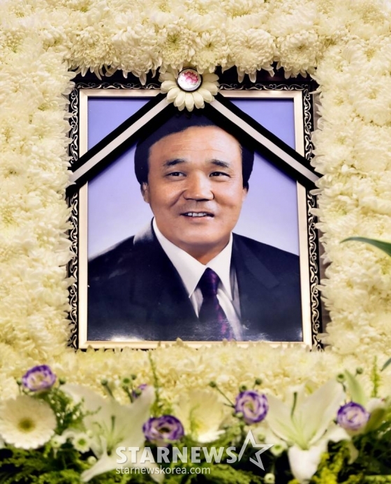노환으로 세상을 떠난 원로 코미니언 故 남성남의 빈소가 31일 경기도 분당 차병원 장례식장에 마련돼 있다. 고인은 1970년대 고 남철과 콤비를 이뤄 '왔다리 갔다리' 춤 등으로 큰 인기를 끌었다. '웃으면 복이와요', '일요일 밤의 대행진' , '청춘 행진곡' 등에 출연했다. 2000년 제7회 대한민국 연예예술상 문화관광부 장관 표창, 2010년 제1회 대한민국예술상 국무총리 표창을 받았다. 사진=사진공동취재단 /사진=사진공동취재단