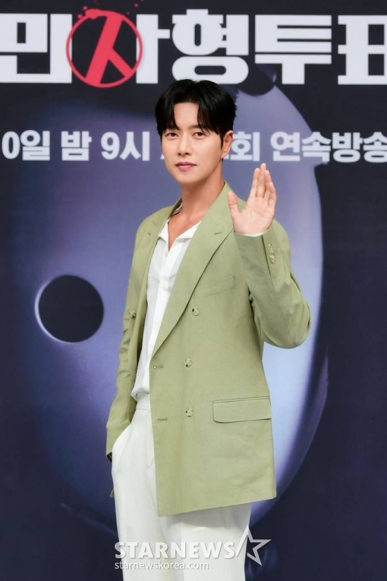 배우 박해진이 10일 오후 온라인으로 진행된 목요드라마 '국민사형투표' 제작발표회에 참석해 포즈를 취하고 있다.  '국민사형투표'는 악질범들을 대상으로 국민사형투표를 진행하고 사형을 집행하는 정체 미상의 '개탈'을 추적하는 이야기를 그린 작품으로, SBS가 야심 차게 선보이는 하드보일드 추적 스릴러물이다. / 사진제공 = SBS /사진=김창현
