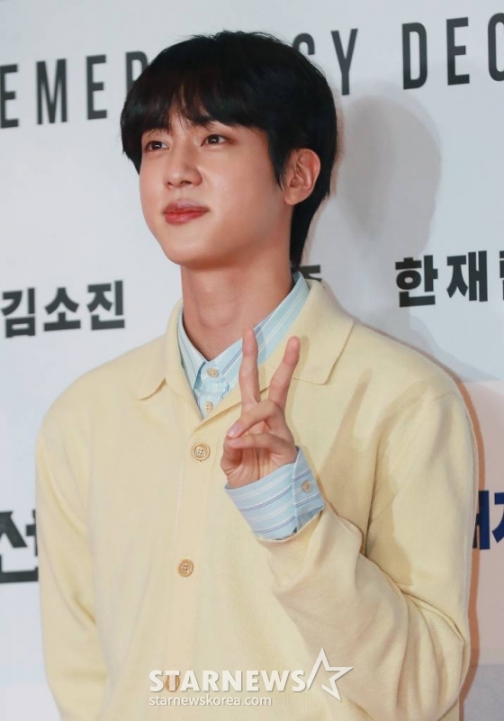 방탄소년단 진이 25일 오후 서울 강남구 코엑스 메가박스에서 진행된 영화 '비상선언'(감독 한재림) VIP시사회에 참석해 포즈를 취하고 있다. 사상 초유의 항공테러로 무조건적 착륙을 선포한 비행기를 두고 벌어지는 리얼리티 항공재난 영화 '비상선언'은 오는 8월 3일 개봉한다. /2022.07.25 /사진=이동훈 기자 photoguy@