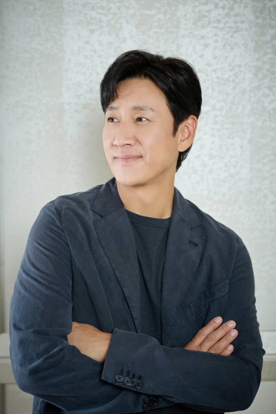 배우 이선균이 24일 오후 서울 종로구 삼청동의 한 카페에서 진행된 영화 '잠' 개봉 관련 인터뷰를 위해 포즈를 취하고 있다. '잠'은 행복한 신혼부부 현수(이선균 분)와 수진(정유미 분)을 악몽처럼 덮친 남편 현수의 수면 중 이상행동, 잠드는 순간 시작되는 끔찍한 공포의 비밀을 풀기 위해 애쓰는 두 사람의 이야기를 그린 영화. 9월 6일 개봉. / 사진제공 = 롯데엔터테인먼트 /사진=김창현