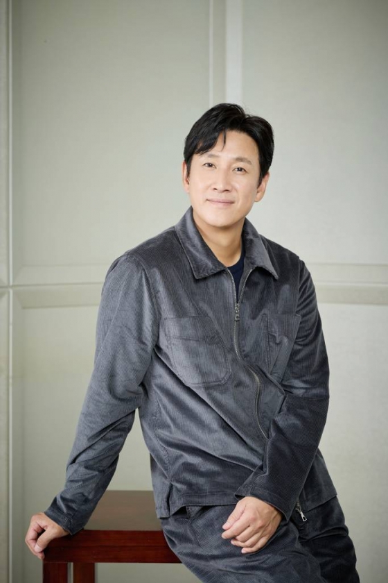배우 이선균이 24일 오후 서울 종로구 삼청동의 한 카페에서 진행된 영화 '잠' 개봉 관련 인터뷰를 위해 포즈를 취하고 있다. '잠'은 행복한 신혼부부 현수(이선균 분)와 수진(정유미 분)을 악몽처럼 덮친 남편 현수의 수면 중 이상행동, 잠드는 순간 시작되는 끔찍한 공포의 비밀을 풀기 위해 애쓰는 두 사람의 이야기를 그린 영화. 9월 6일 개봉. / 사진제공 = 롯데엔터테인먼트 /사진=김창현