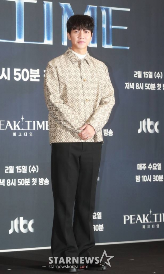 가수 이승기가 15일 서울 마포구 스탠포드호텔에서 열린 JTBC 예능 프로그램 '피크타임' 제작발표회에 참석해 포즈를 취하고 있다.  ‘피크타임’은 무대가 절실한 현역 아이돌부터 빛을 보지 못한 경단(경력단절), 해체돌까지 다시 한 번 무대에 올라 뜨거운 경쟁을 벌이는 팀전 서바이벌이다. /2023.2.15 /사진=이동훈 기자 photoguy@
