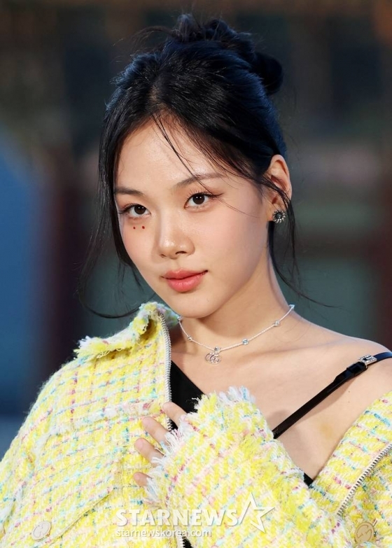 가수 비비가 16일 오후 서울 종로구 경복궁에서 진행된 '구찌 2024 크루즈 패션쇼'에 참석해 포즈를 취하고 있다. 2023.05.16 /사진=김창현 기자 chmt@