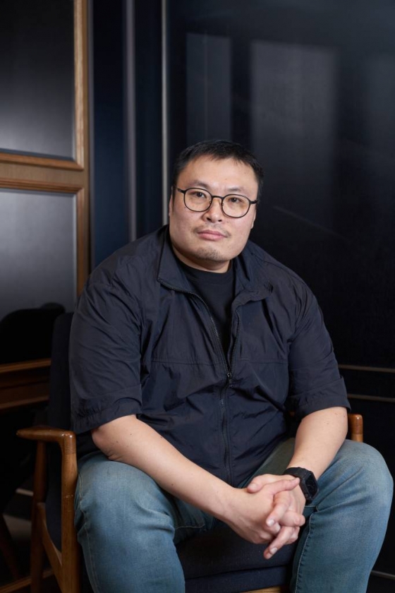 디즈니+ '무빙'의 강풀 작가가 28일 진행된 인터뷰를 위해 포즈를 취하고 있다. /사진제공=월트디즈니컴퍼니 코리아 2023.08.28 /사진=이동훈