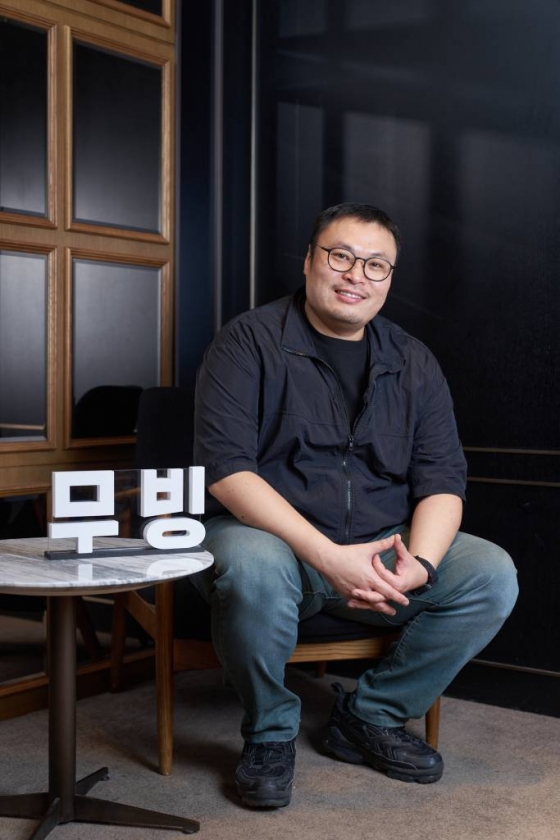 디즈니+ '무빙'의 강풀 작가가 28일 진행된 인터뷰를 위해 포즈를 취하고 있다. /사진제공=월트디즈니컴퍼니 코리아 2023.08.28 /사진=이동훈