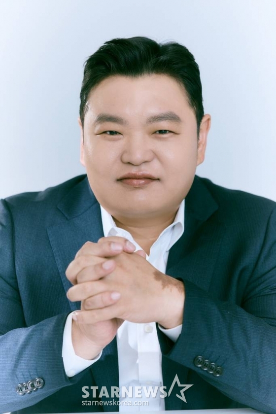배우 고규필이 2일 오후 서울 강남구 한 카페에서 진행된 영화 '범죄도시3' 관련 인터뷰를 위해 포즈를 취하고 있다. 고규필은 극 중 마석도(마동석 분)가 범죄자를 소탕하는 과정 속 반강제적인 조력자 초롱이를 열연했다. / 사진제공 = 빅보스엔터테인먼트 /사진=김창현 기자 chmt@
