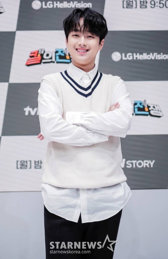 가수 이찬원이 8일 오전 온라인으로 짆애된 LG헬로비전, tvN STORY 예능 '칼의 전쟁' 제작발표회에 참석해 포즈를 취하고 있다.  '칼의 전쟁'은 대한민국 팔도 대표 명인들이 각 지역의 명예를 걸고 향토 음식과 식재료를 소개하기 위해 대결을 펼치는 프로그램이다. / 사진제공 = CJ ENM /사진=김창현 기자 chmt@