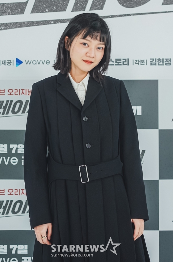 배우 고아성이 4일 오전 온라인 생중계로 진행된 웨이브·MBC 새 드라마 '트레이서' 제작발표회에 참석해 포즈를 취하고 있다.  누군가에겐 판검사보다 무서운 곳 국세청, 일명 '쓰레기 하치장'이라 불리는 조세 5국에 굴러온 독한 놈의 물불 안 가리는 활약을 그린 통쾌한 추적 활극 '트레이서'는 오는 7일 공개된다. /사진제공=웨이브, MBC 2022.01.04 /사진=이동훈 기자 photoguy@